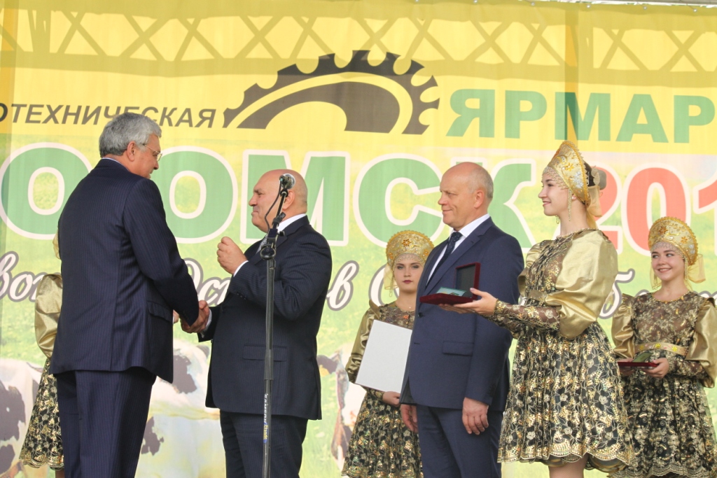 Неизвестная омичка покормила Назарова на «Агро-Омске 2017» Неизвестная омичка покормила Назарова на «Агро-Омске 2017»