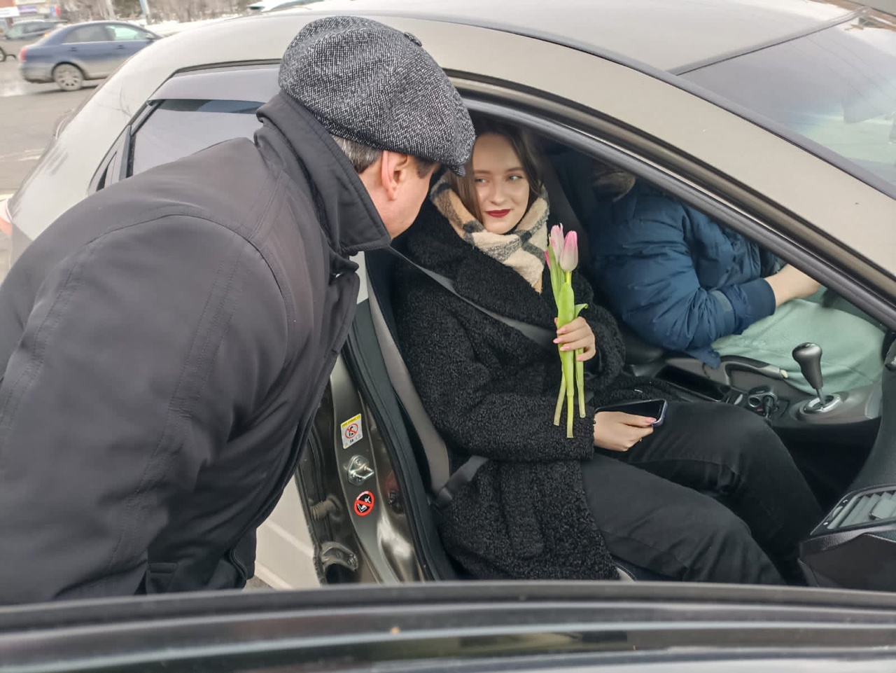 Сотрудники Госавтоинспекции и Юрий Козловский поздравили автолюбительниц с Международным женским днем