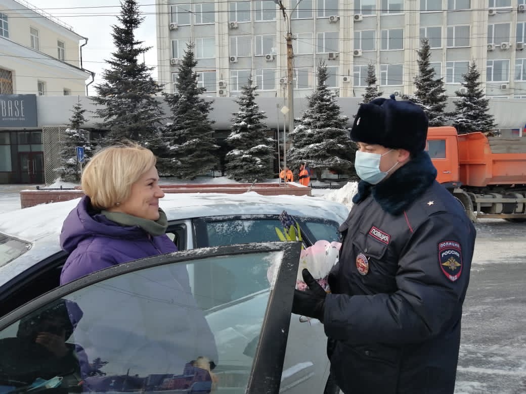 Депутат ОГС Юрий Козловский и ГИБДД поздравили автолюбительниц с весенним праздником