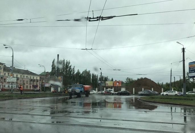 Ответственный омский коммунальщик поливал деревья в дождь