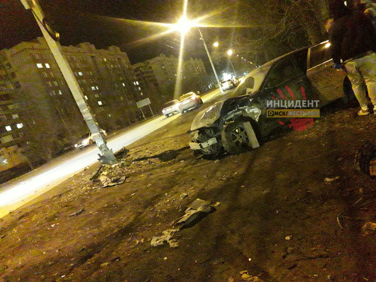 На «сложном» перекрестке в Омске легковушки жестко снесли друг друга и светофор На «сложном» перекрестке в Омске легковушки жестко снесли друг друга и светофор