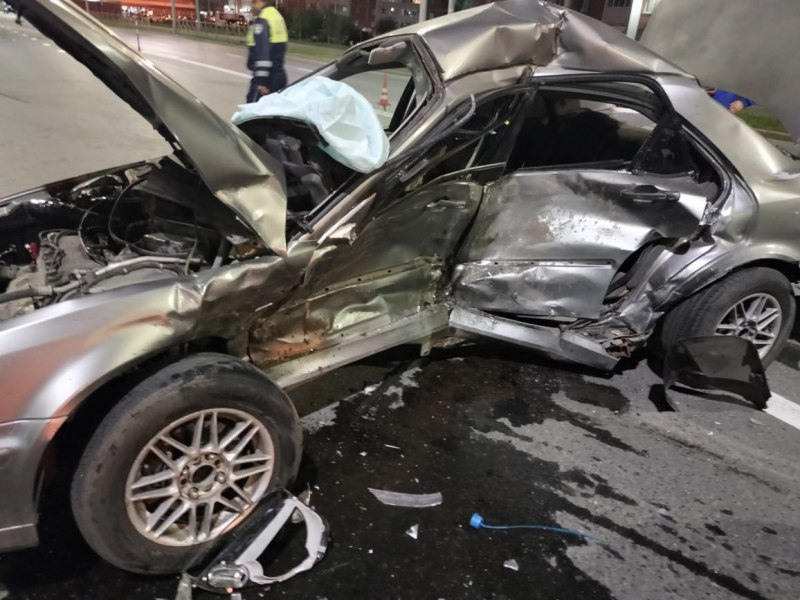 Появились кадры с места аварии на Крупской в Омске с погибшей девушкой Появились кадры с места аварии на Крупской в Омске с погибшей девушкой