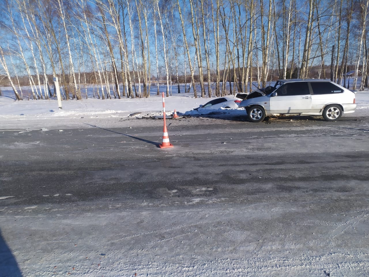 В жесткой аварии легковушку скинуло с дороги в Омской области В жесткой аварии легковушку скинуло с дороги в Омской области