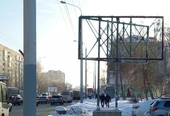 Рекламный щит в центре Омска оперативно убрали с тротуара Рекламный щит в центре Омска оперативно убрали с тротуара