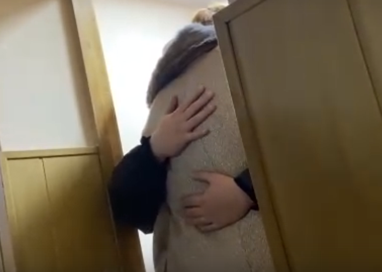 В Омске парочка влюбленных, подозреваемых в сбыте фальшивых денег, нежно обнялись в отделе полиции В Омске парочка влюбленных, подозреваемых в сбыте фальшивых денег, нежно обнялись в отделе полиции