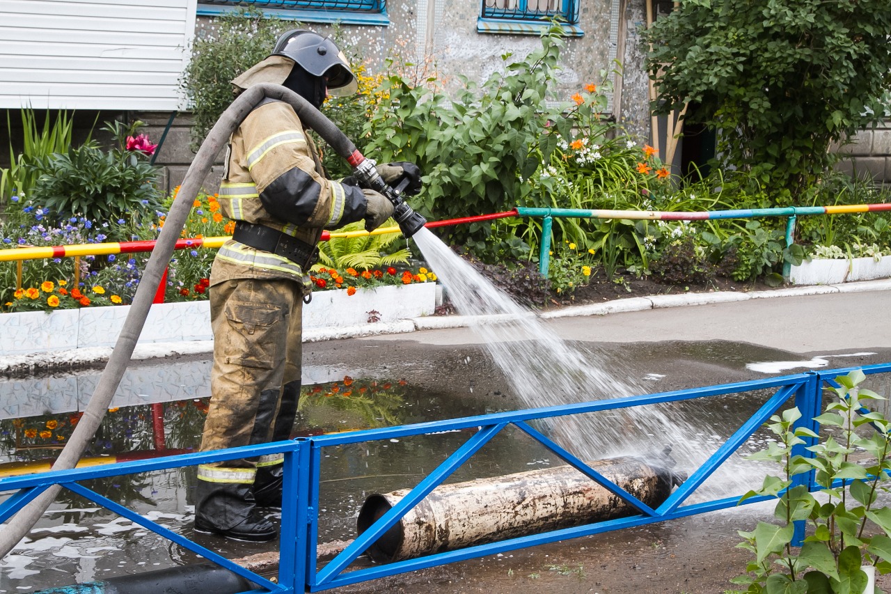Во дворе многоэтажек Омска рванули баллоны для сварки Во дворе многоэтажек Омска рванули баллоны для сварки