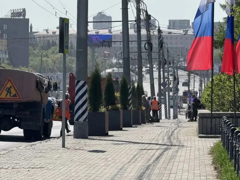 Сергей Шелест показал новые кашпо с растениями у омской мэрии Сергей Шелест показал новые кашпо с растениями у омской мэрии