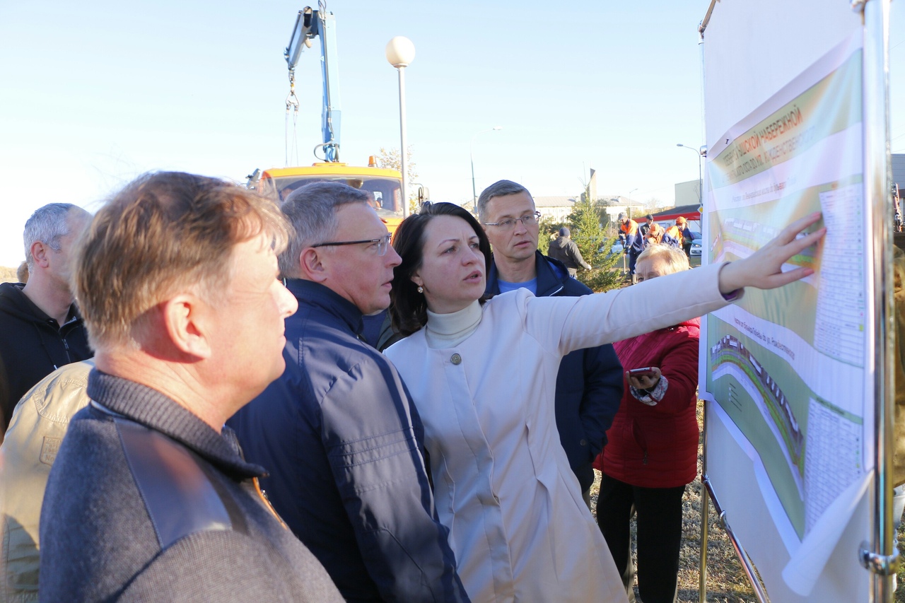 Фадина в белом пришла садить деревья вместе с Бурковым Фадина в белом пришла садить деревья вместе с Бурковым