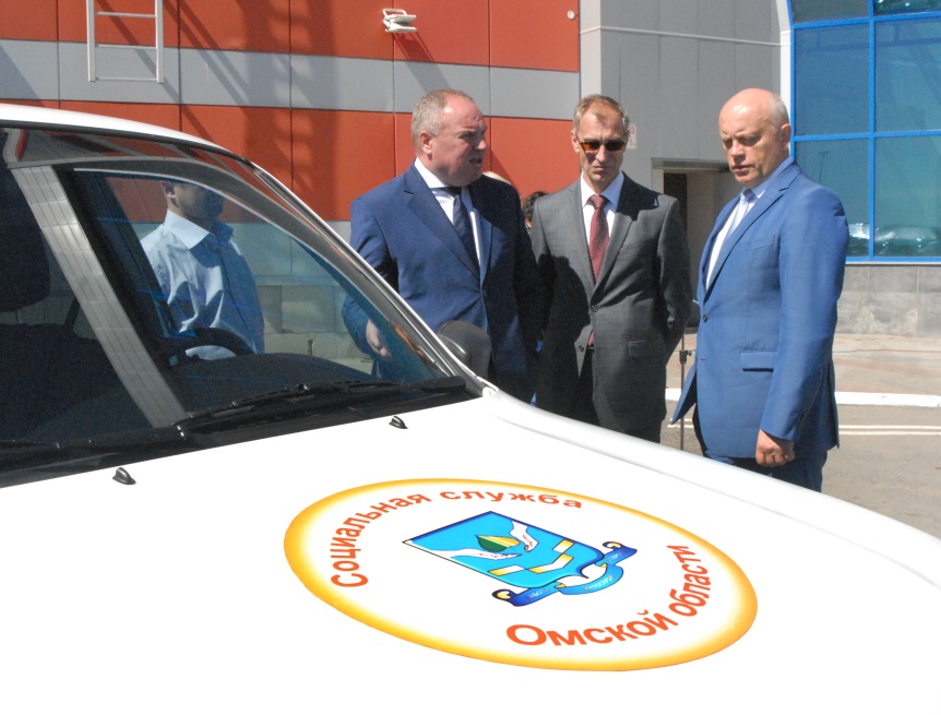 Губернатор Назаров провел тест-драйв автомобилям для омских соцработников Губернатор Назаров провел тест-драйв автомобилям для омских соцработников