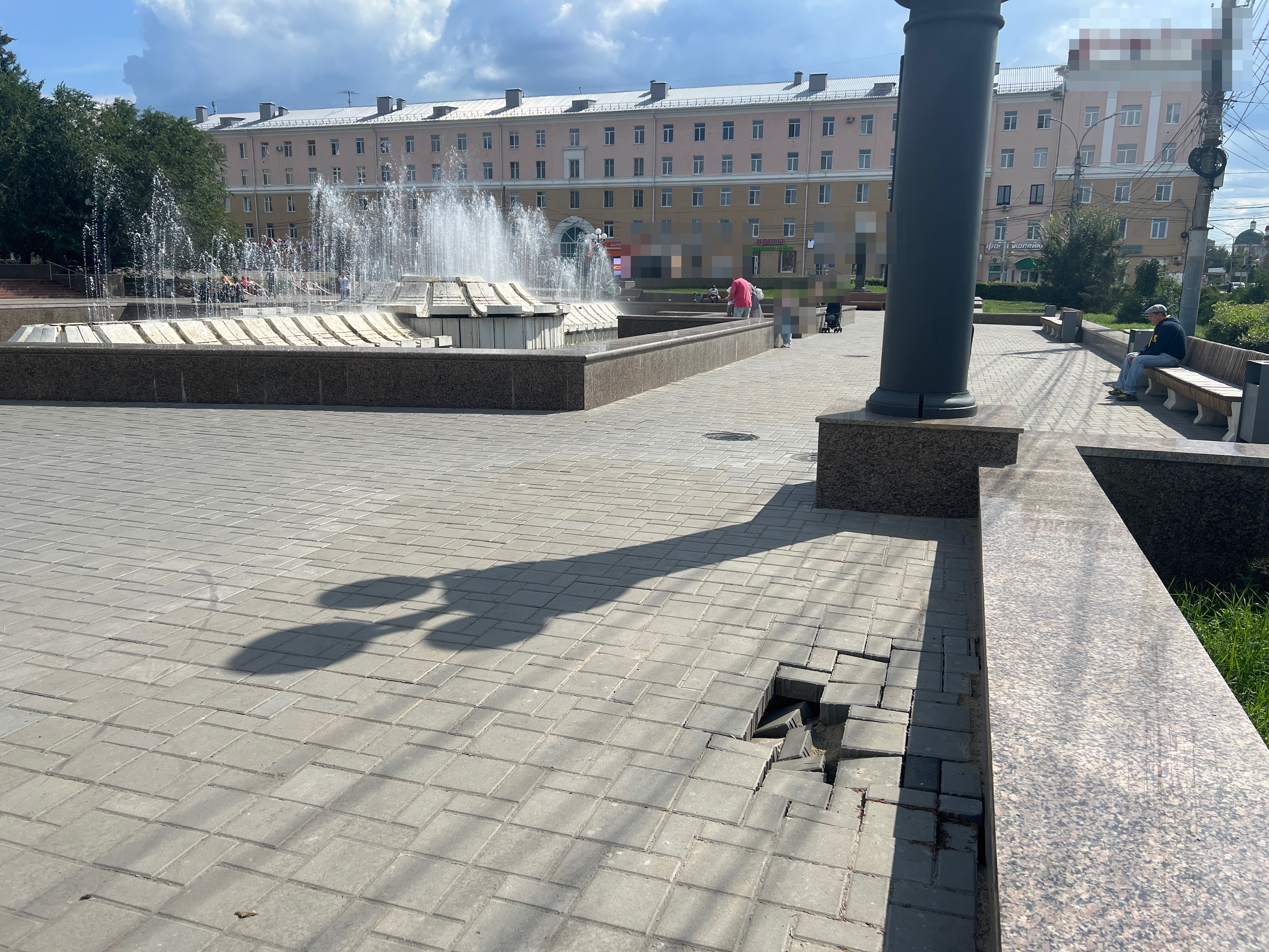 На реконструированной Театральной площади в Омске образовался провал На реконструированной Театральной площади в Омске образовался провал
