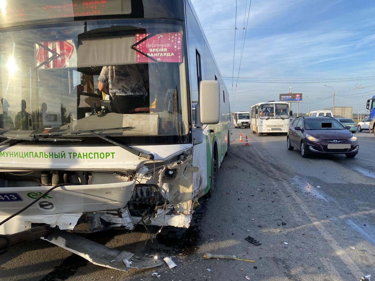 Шесть человек пострадали в жестком ДТП с автобусом в Омске Шесть человек пострадали в жестком ДТП с автобусом в Омске