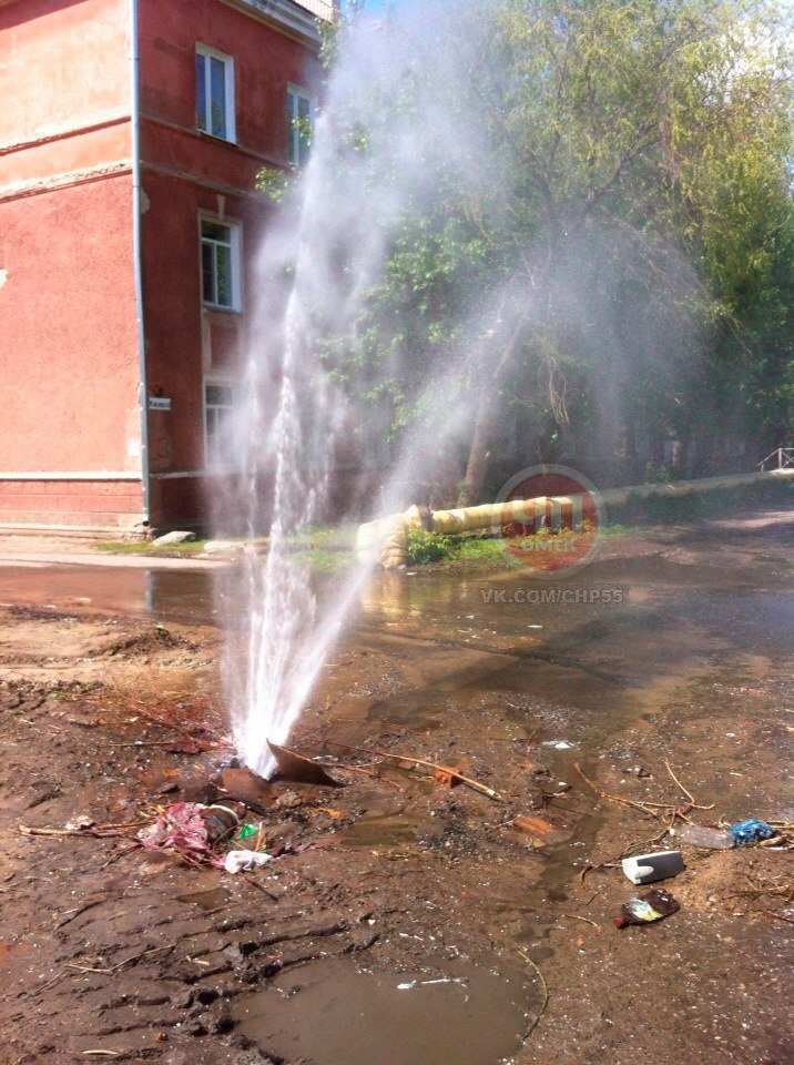 В фонтане из прорванной трубы в Омске помыли трактор В фонтане из прорванной трубы в Омске помыли трактор