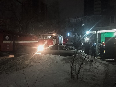В Омске ночью из горящей многоэтажки вынесли жильцов без сознания - фото В Омске ночью из горящей многоэтажки вынесли жильцов без сознания - фото