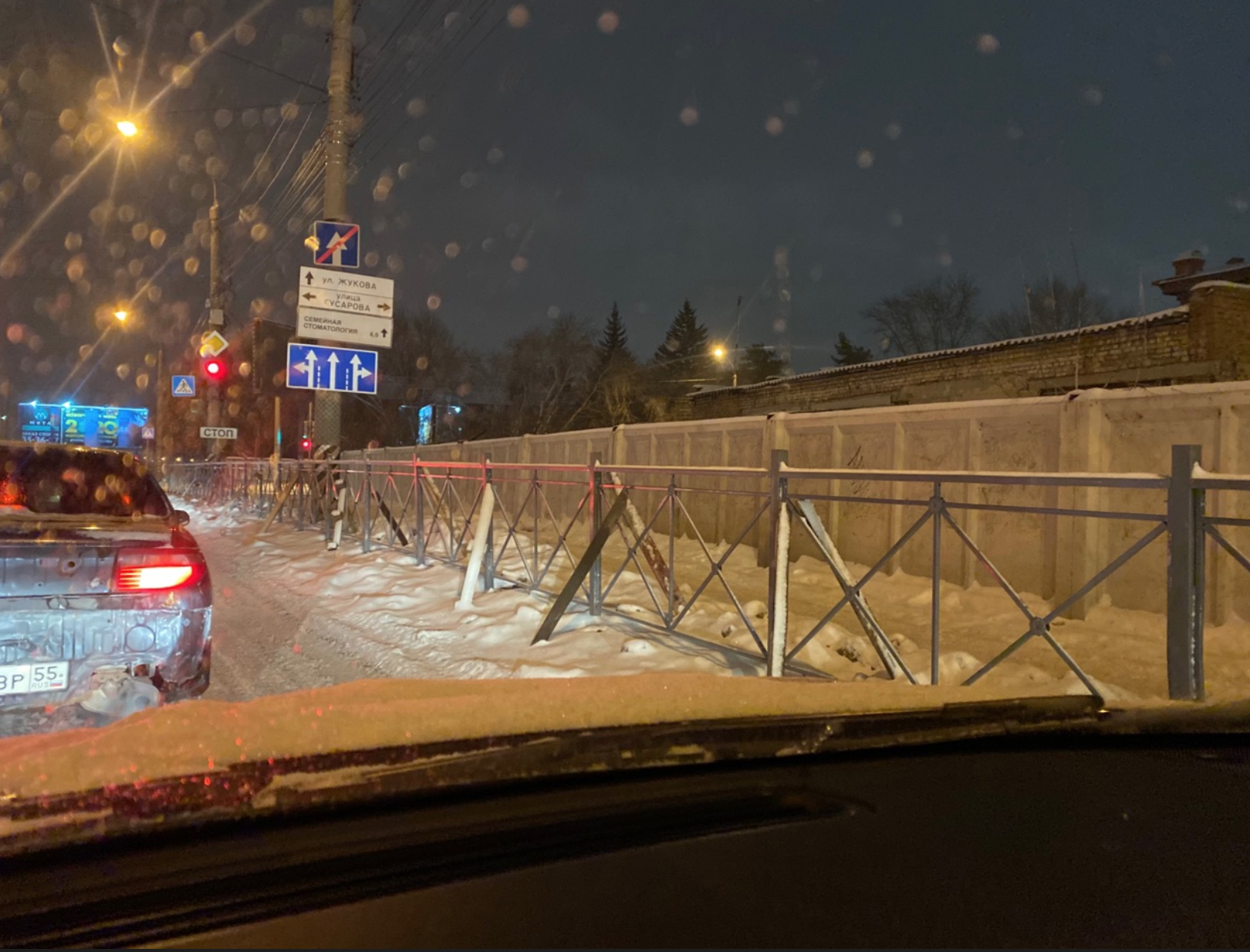 Ограждения вдоль омских дорог не выдерживают уборки снега? Ограждения вдоль омских дорог не выдерживают уборки снега?