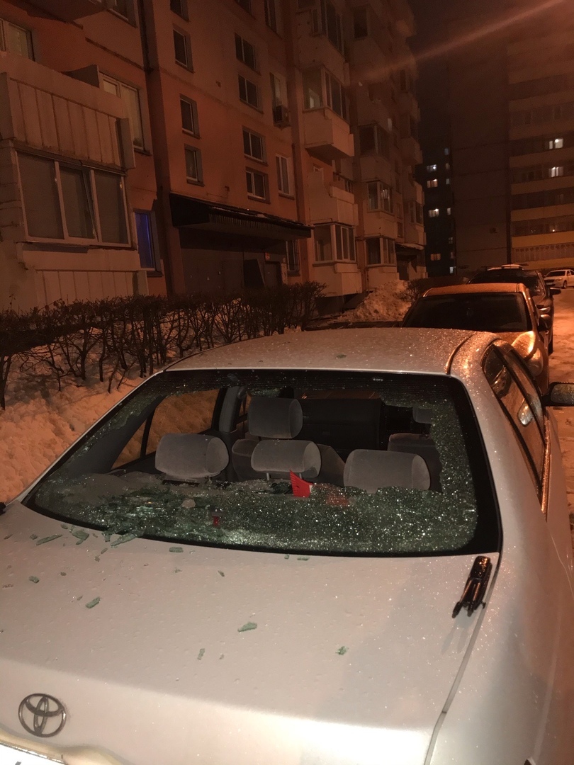 В Омске на автомобиль с 10 этажа рухнула глыба льда – соцсети В Омске на автомобиль с 10 этажа рухнула глыба льда – соцсети