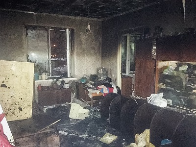В Омске ночью из горящей многоэтажки вынесли жильцов без сознания - фото В Омске ночью из горящей многоэтажки вынесли жильцов без сознания - фото
