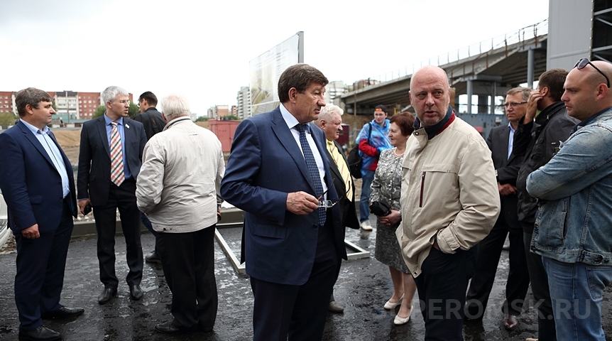 Мэр и омские депутаты проинспектировали строительство путепровода на Рабочих Мэр и омские депутаты проинспектировали строительство путепровода на Рабочих