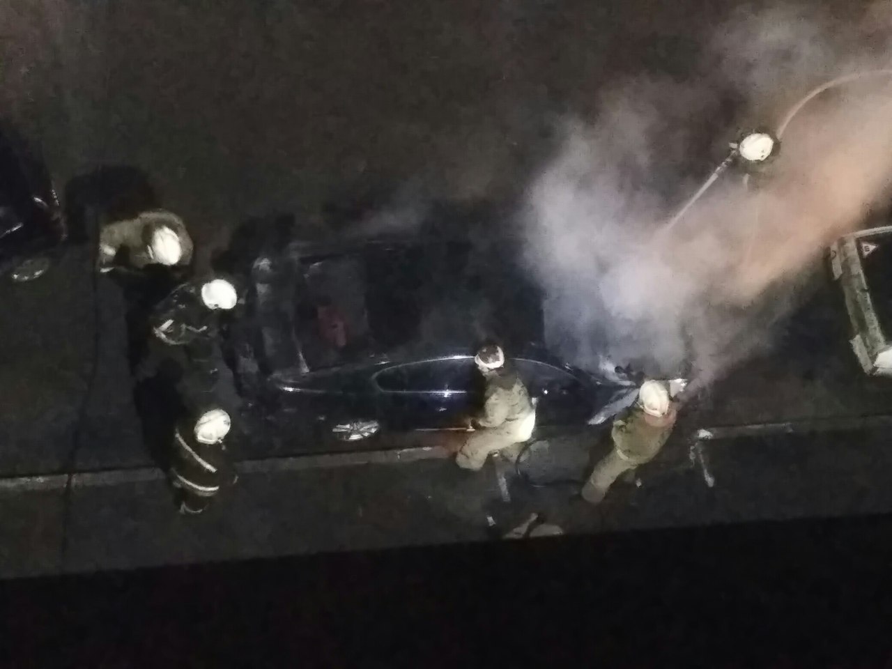 В Омске под окнами жилых домов сгорел Lexus В Омске под окнами жилых домов сгорел Lexus
