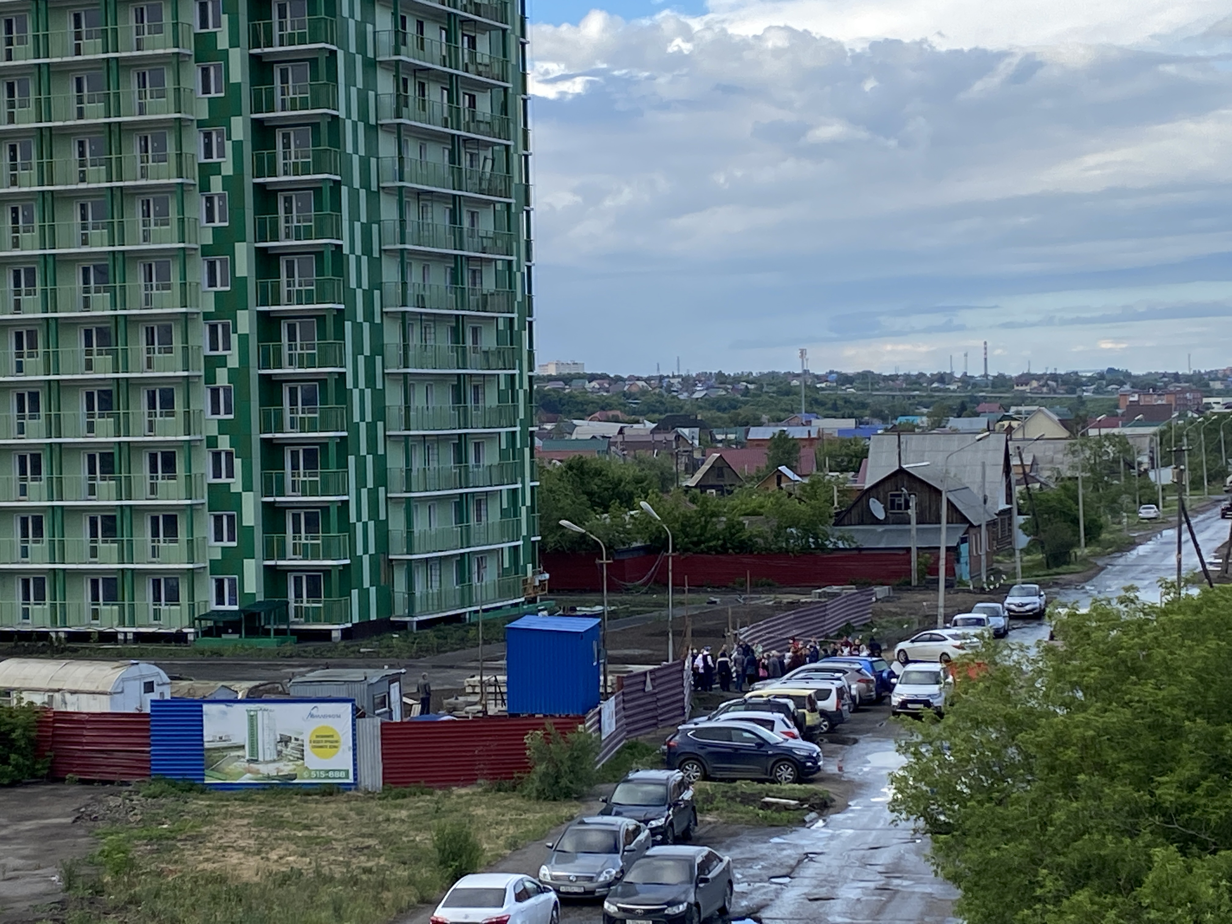 Работы по зеленому дому в центре Омска встали: на сход дольщиков приехала полиция Работы по зеленому дому в центре Омска встали: на сход дольщиков приехала полиция