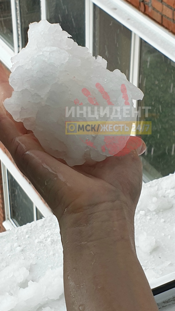 В омских Нефтяниках посыпался град размером с булыжник В омских Нефтяниках посыпался град размером с булыжник