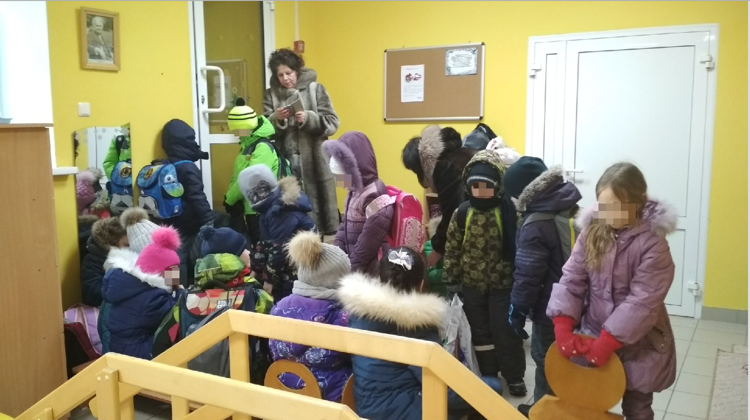 В Омске родители отблагодарили спасителей тортом за пригретых в эвакуацию школьников В Омске родители отблагодарили спасителей тортом за пригретых в эвакуацию школьников
