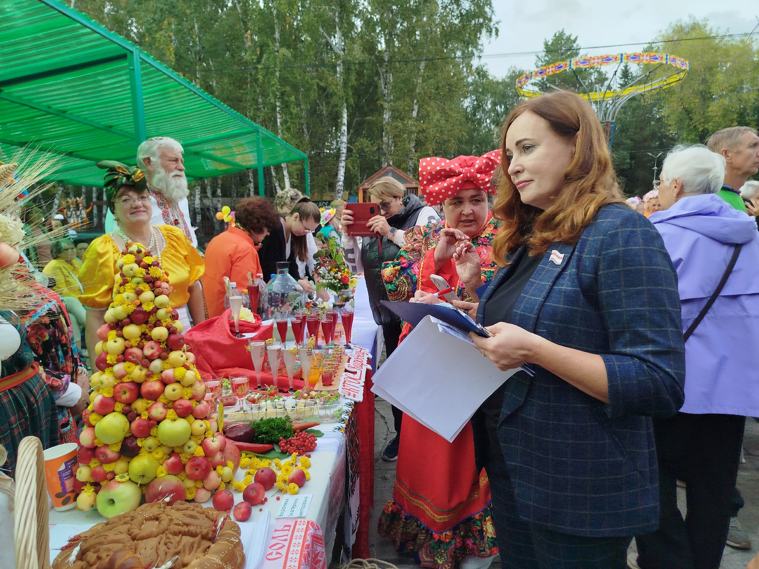 Депутаты Омского горсовета помогли организовать грандиозный конкурс «Дары осени»