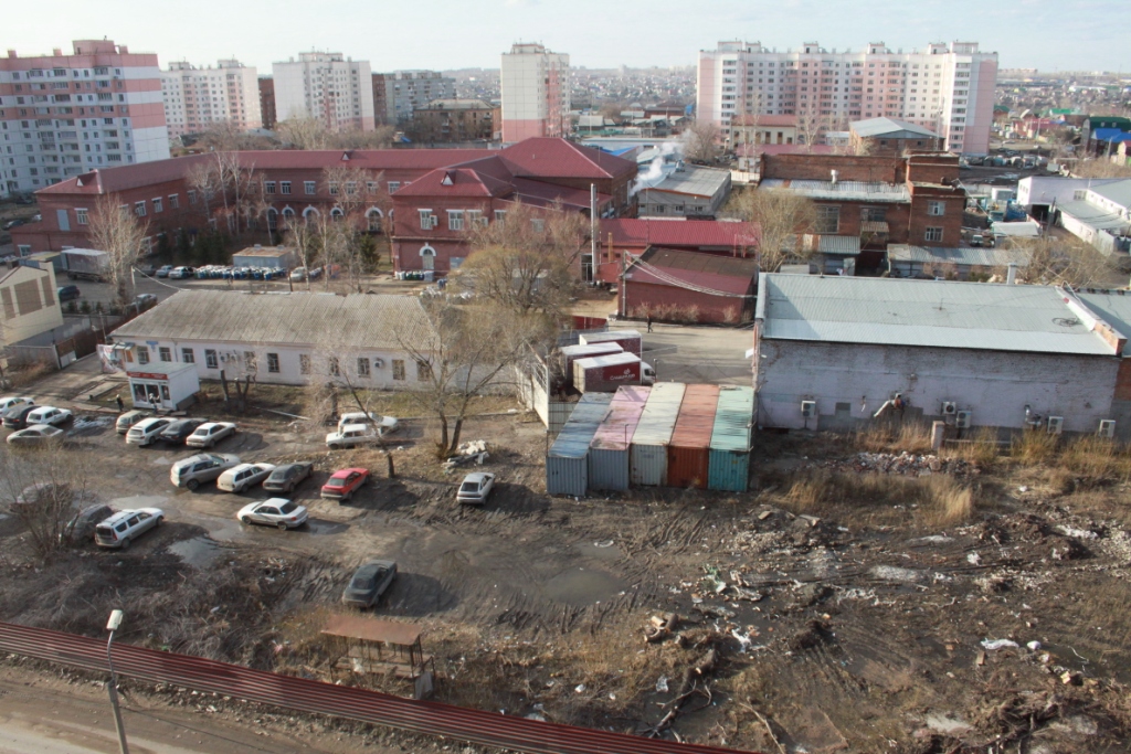 180 квартир одной из омских многоэтажек мучаются от шума и грязи из-за «Сладуницы» 180 квартир одной из омских многоэтажек мучаются от шума и грязи из-за «Сладуницы»
