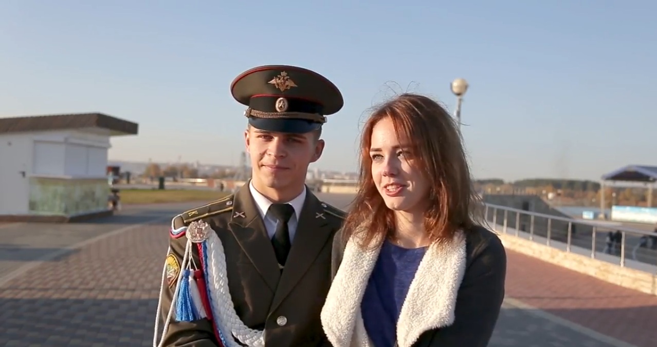 Курсант на коне сделал предложение руки и сердца омичке Курсант на коне сделал предложение руки и сердца омичке