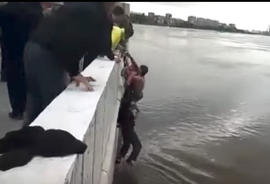 В центре Омска чудом спасли упавших в Иртыш девочек - видео В центре Омска чудом спасли упавших в Иртыш девочек - видео