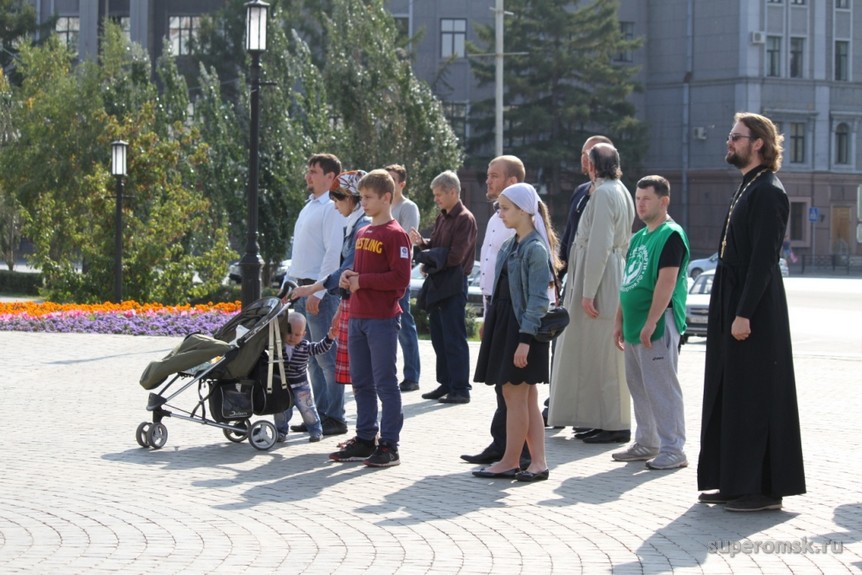 Православные омичи вышли защитить христианские святыни (ФОТОРЕПОРТАЖ) Православные омичи вышли защитить христианские святыни (ФОТОРЕПОРТАЖ)