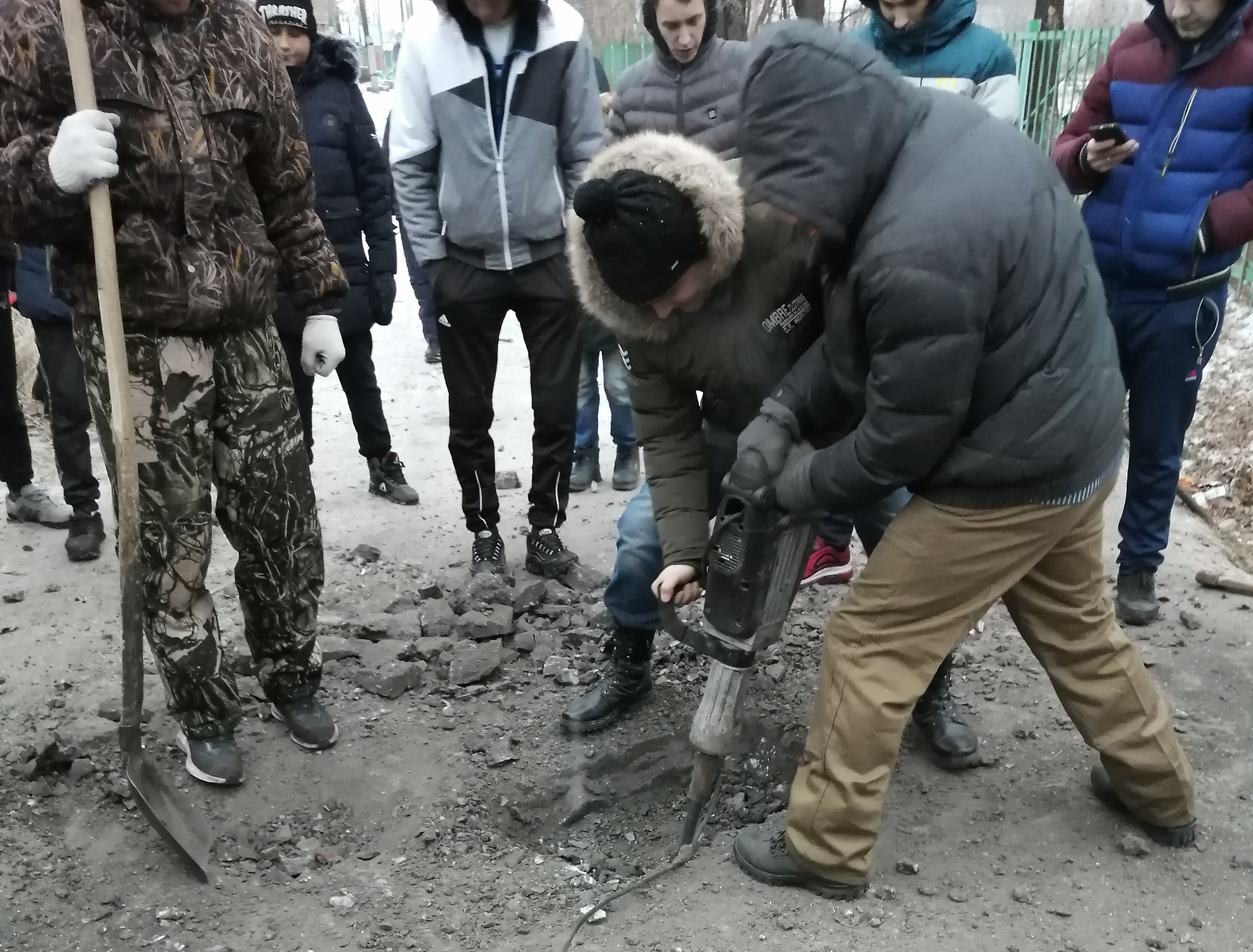Появились видео и подробности спасения собаки, застрявшей в трубе в Старом Кировске Омска Появились видео и подробности спасения собаки, застрявшей в трубе в Старом Кировске Омска