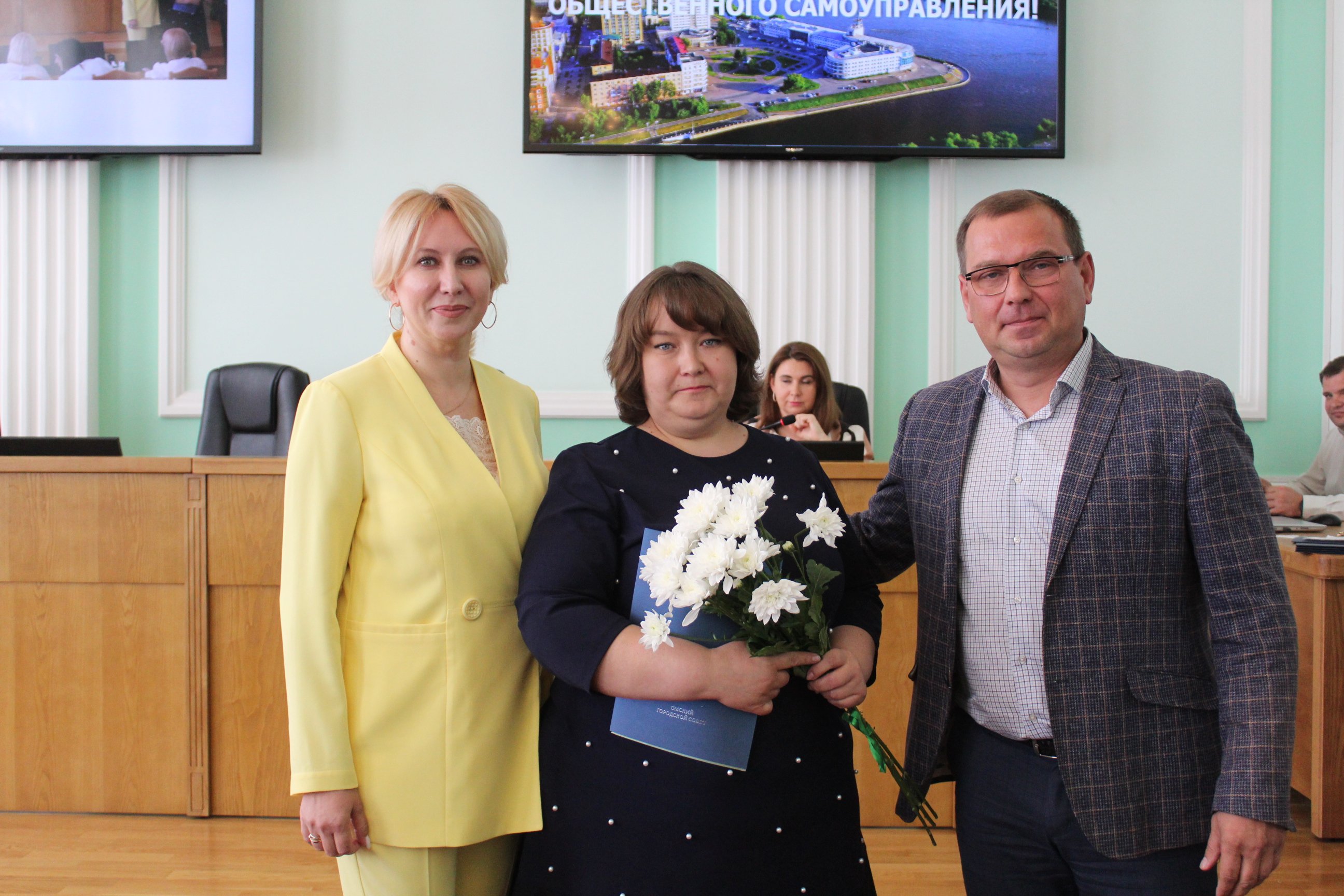 Депутаты горсовета торжественно отметили заслуги руководства омских КТОСов Депутаты горсовета торжественно отметили заслуги руководства омских КТОСов