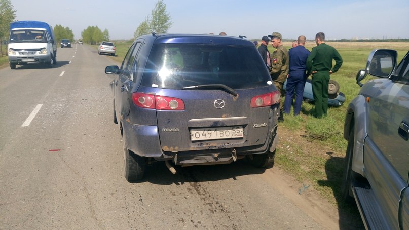 Под Омском ВАЗ опрокинулся в кювет после столкновения на встречке Под Омском ВАЗ опрокинулся в кювет после столкновения на встречке