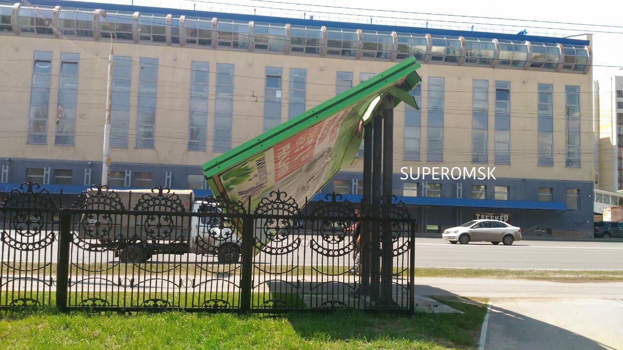 В центре Омска на пешеходной зоне рухнул билборд – ФОТО В центре Омска на пешеходной зоне рухнул билборд – ФОТО