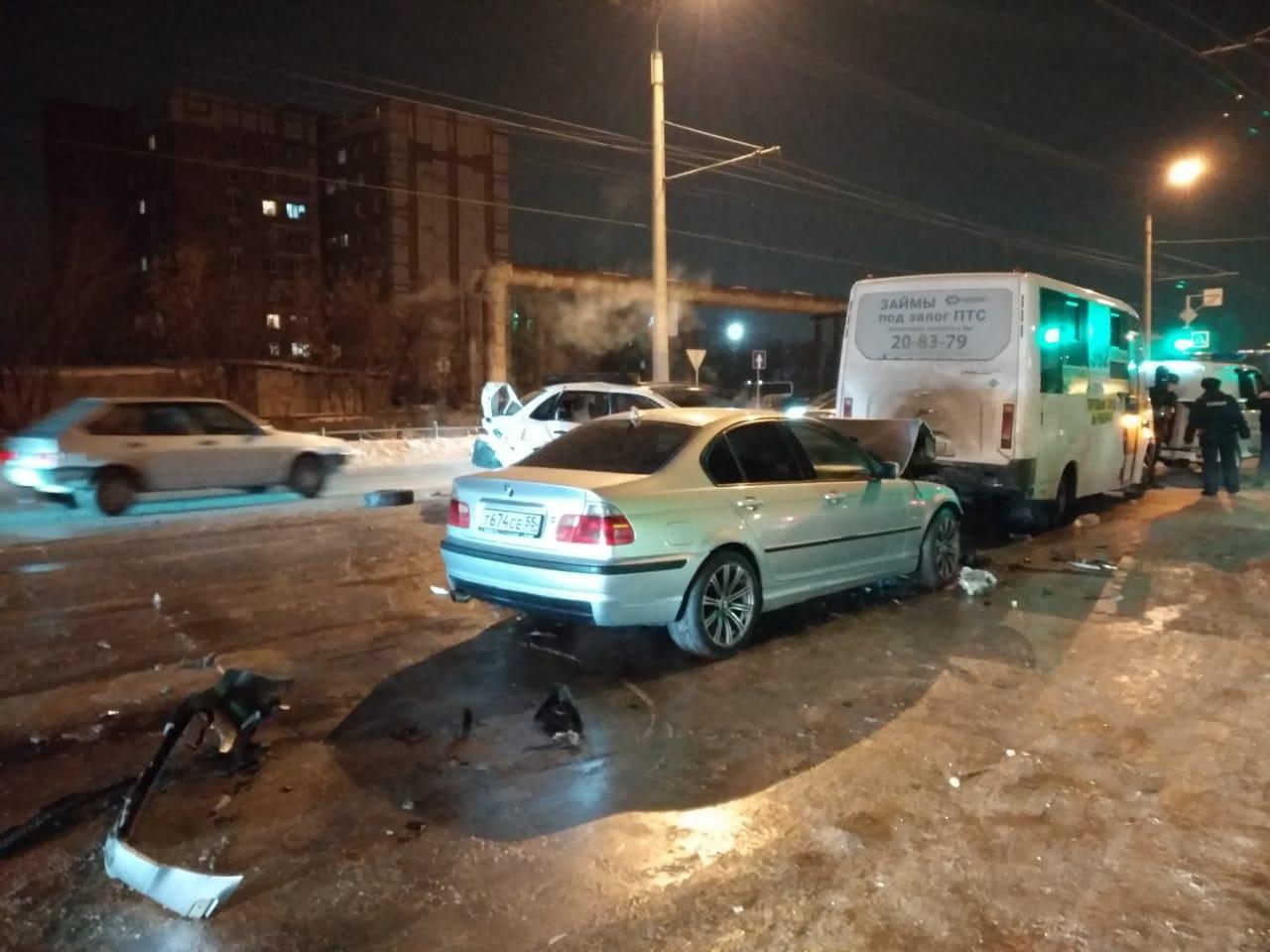 Омич на BMW устроил массовую аварию из пяти машин, а потом отказался проверяться на алкоголь Омич на BMW устроил массовую аварию из пяти машин, а потом отказался проверяться на алкоголь