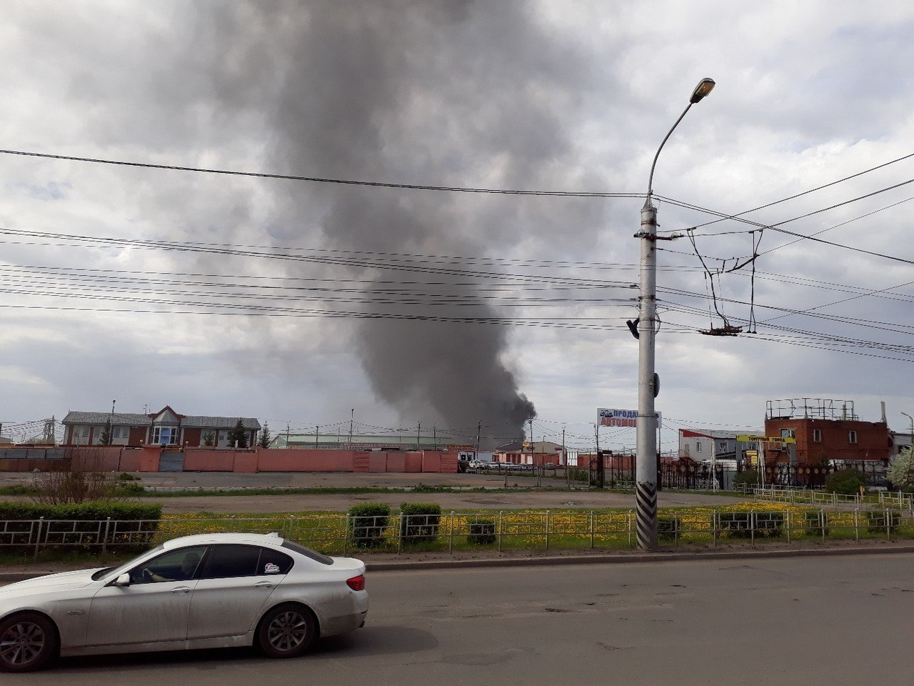 В омском Торговом городе полыхают шиномонтажка и СТО – ФОТО В омском Торговом городе полыхают шиномонтажка и СТО – ФОТО