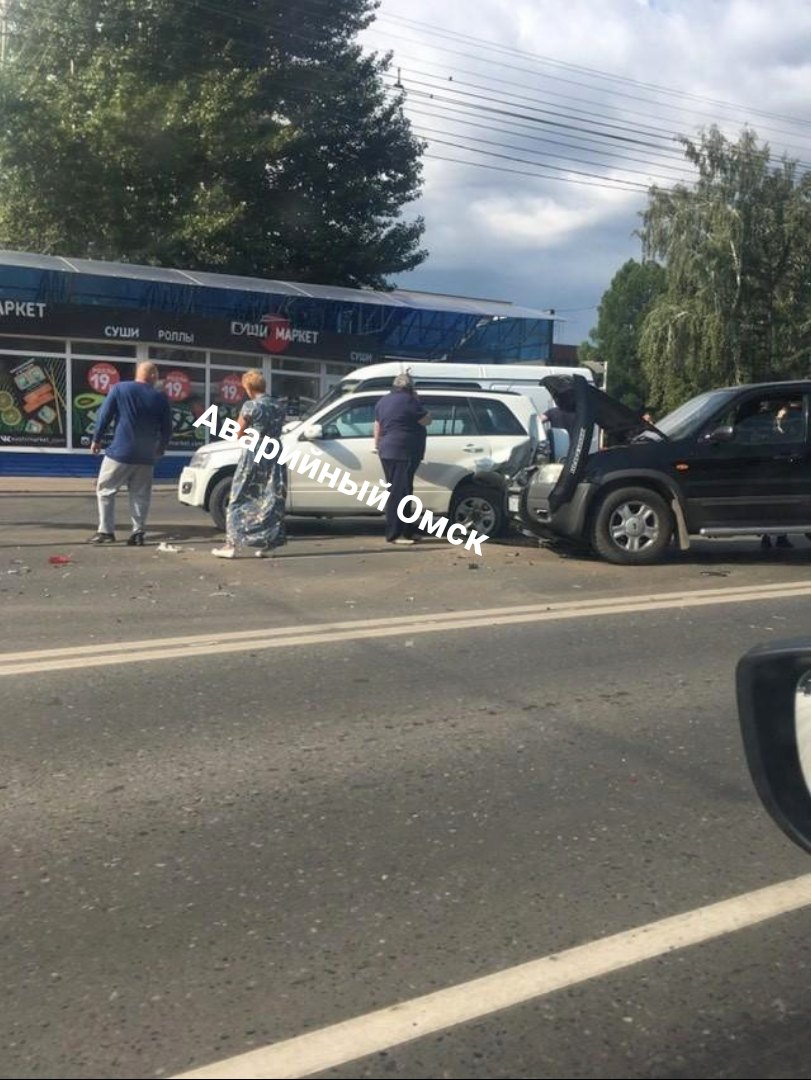 В Омске из-за ДТП на проспекте Мира образовалась огромная пробка В Омске из-за ДТП на проспекте Мира образовалась огромная пробка