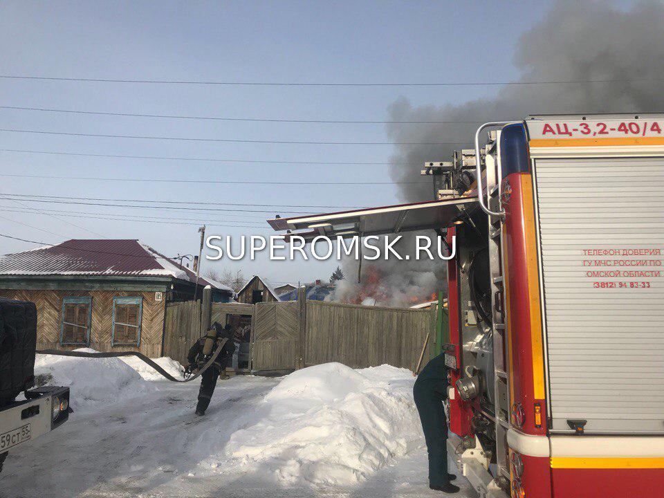 В Омске разгорелся пожар – улицу Герцена заволокло дымом В Омске разгорелся пожар – улицу Герцена заволокло дымом