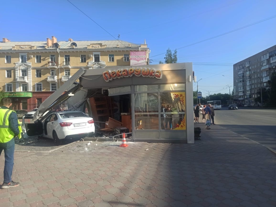 В Омске легковушка разнесла павильон популярной пекарни В Омске легковушка разнесла павильон популярной пекарни