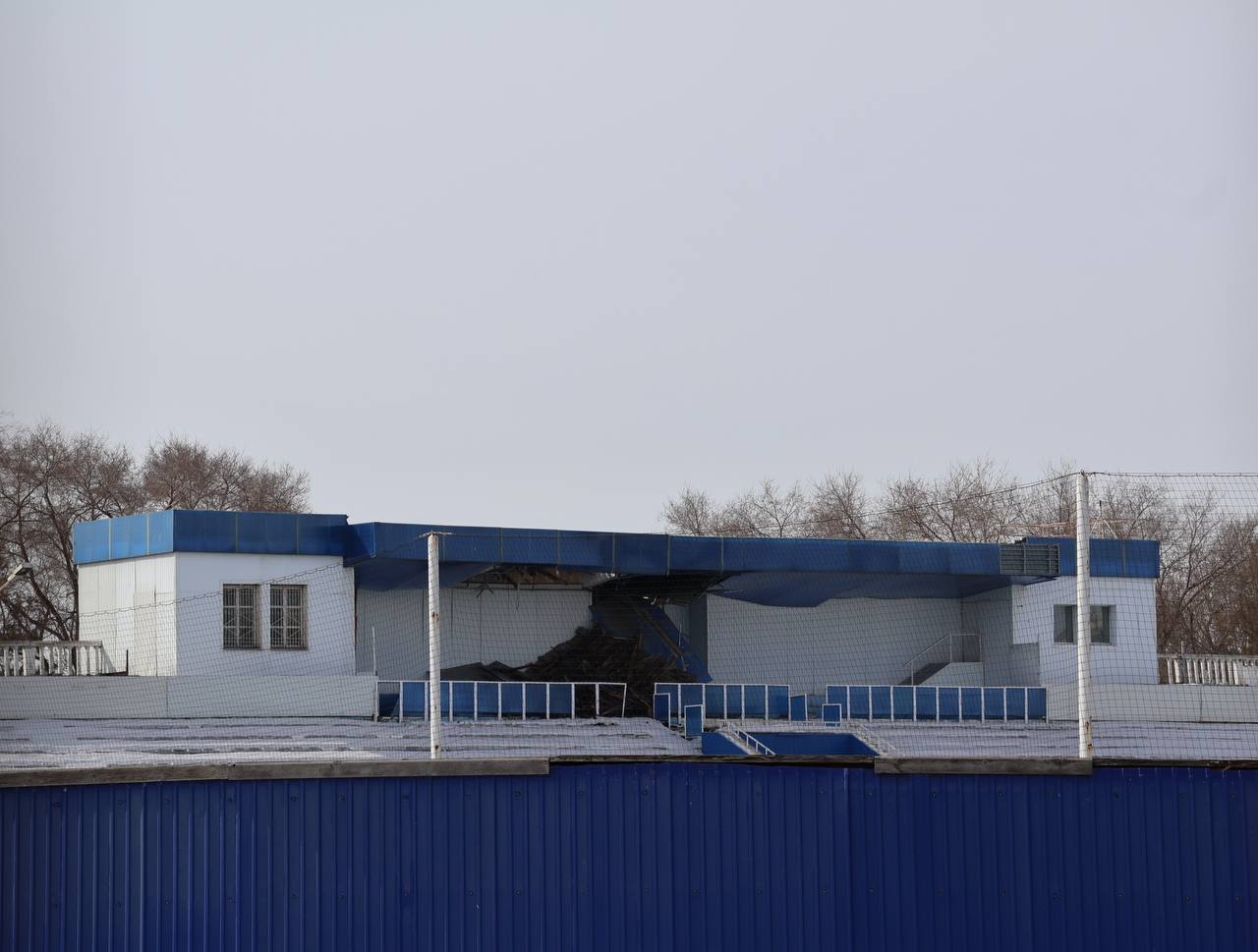 Появились фото обрушения крыши трибуны на омском стадионе «Динамо» Появились фото обрушения крыши трибуны на омском стадионе «Динамо»