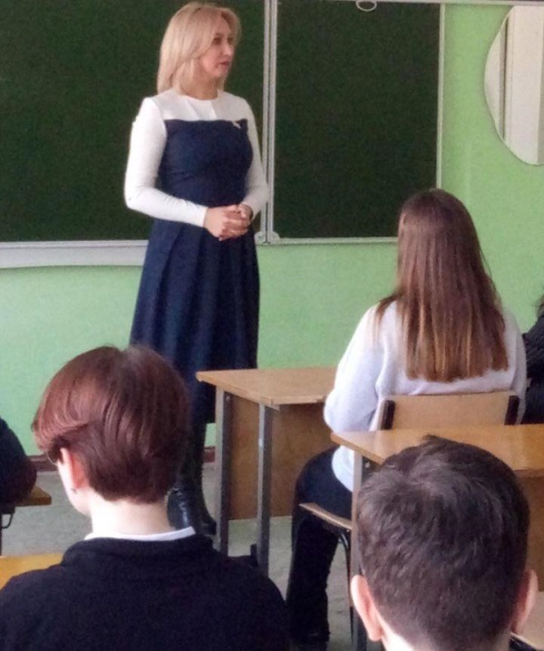 Инна Гомолко провела открытый урок в честь Дня Конституции Инна Гомолко провела открытый урок в честь Дня Конституции