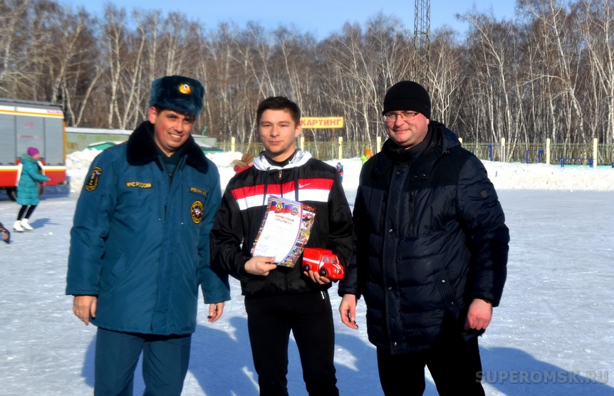 Омские спасатели устроили шоу-тренировку на коньках Омские спасатели устроили шоу-тренировку на коньках