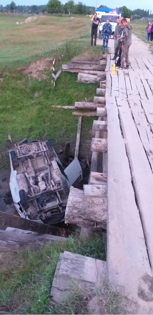 В Омской области погиб молодой парень, свалившись на УАЗе с моста В Омской области погиб молодой парень, свалившись на УАЗе с моста