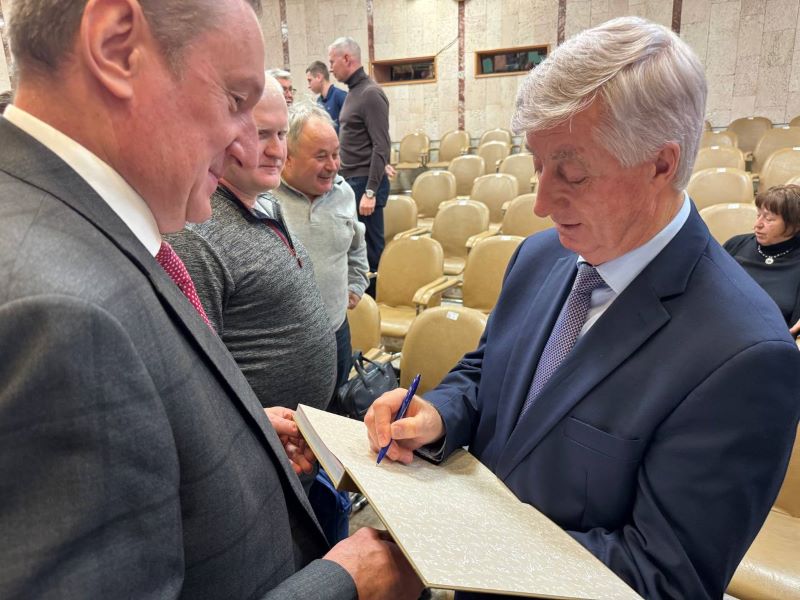 Мэр Сергей Шелест рассказал о новой книге про омских спортсменов