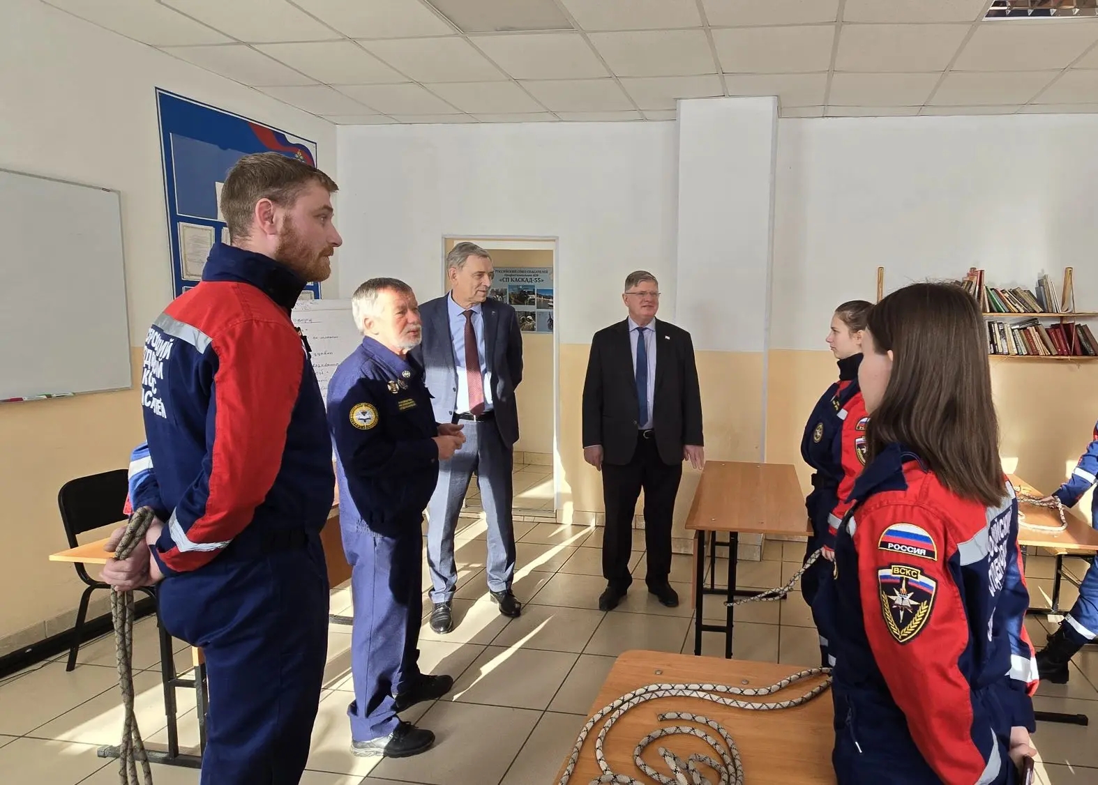 Главы областного и городского парламентов обсудили с омскими студентами-спасателями подготовку к ЧС Главы областного и городского парламентов обсудили с омскими студентами-спасателями подготовку к ЧС