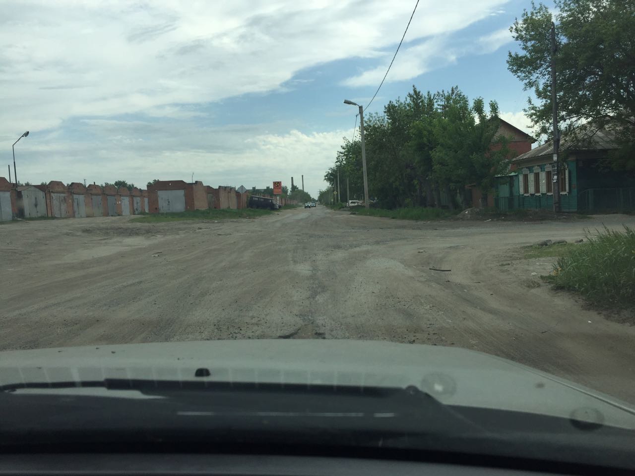 Участник омских праймериз решил устроить ралли по разбитой дороге Участник омских праймериз решил устроить ралли по разбитой дороге