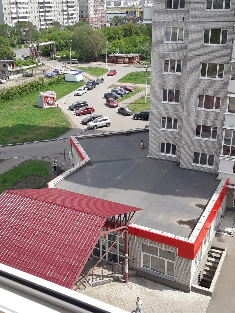 В Омске маленькая девочка играла в дочки-матери на крыше супермаркета В Омске маленькая девочка играла в дочки-матери на крыше супермаркета