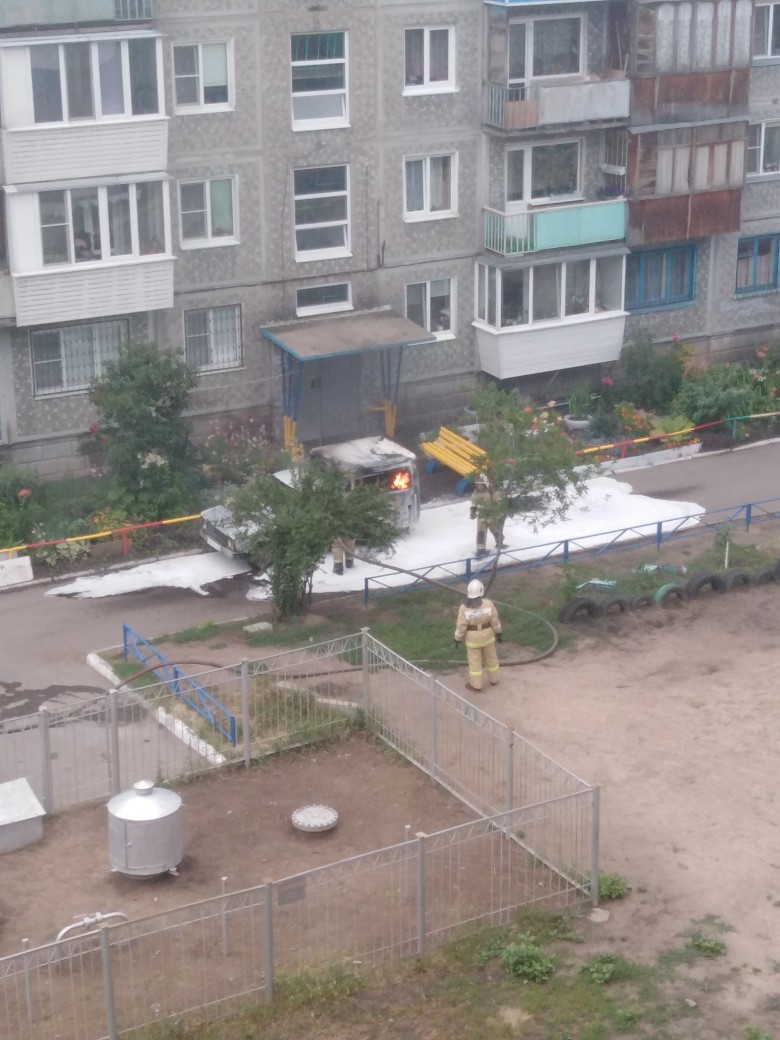 Во дворе многоэтажек Омска рванули баллоны для сварки Во дворе многоэтажек Омска рванули баллоны для сварки