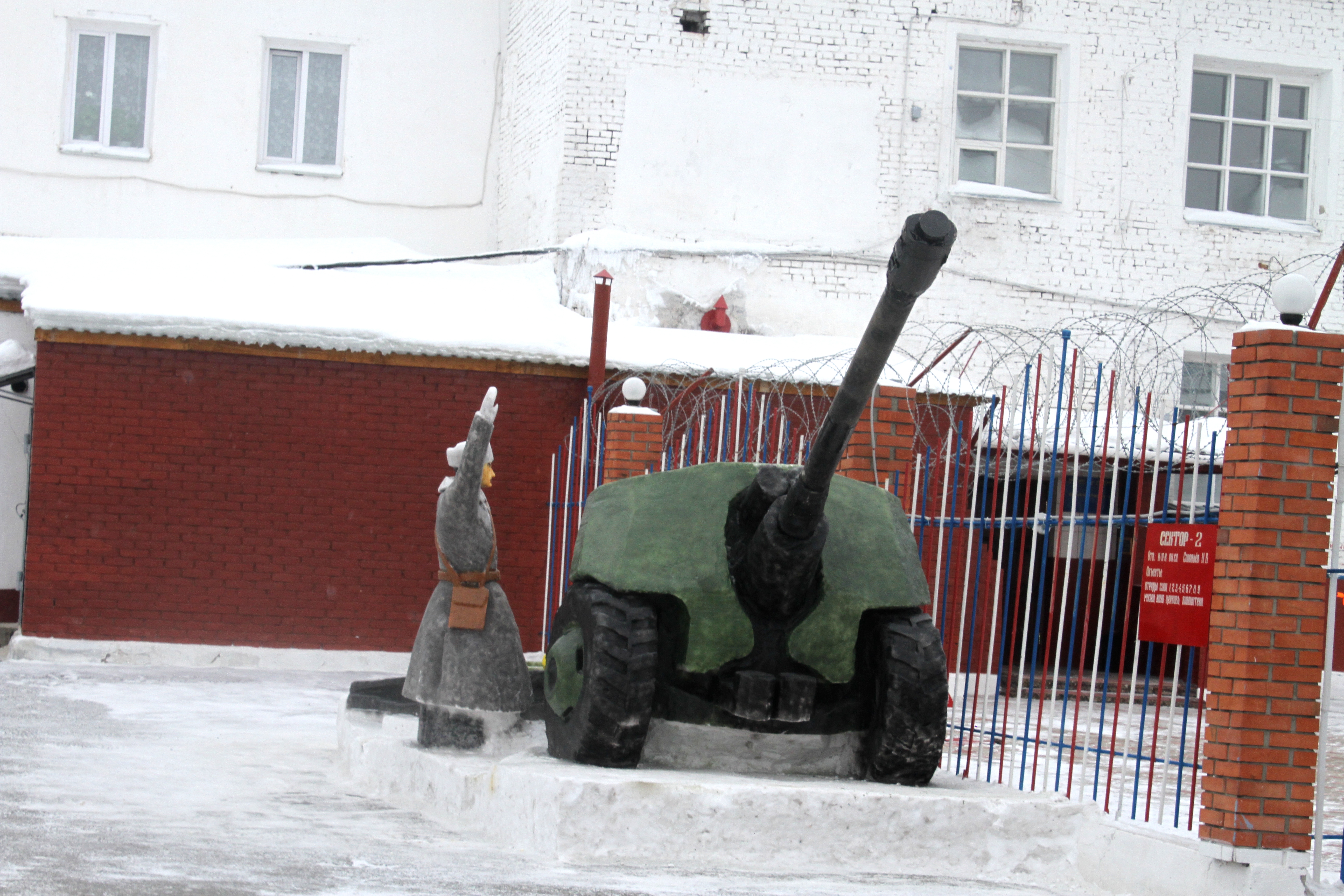 Заключенные омской колонии воссоздали ледяной городок 1942 года Заключенные омской колонии воссоздали ледяной городок 1942 года