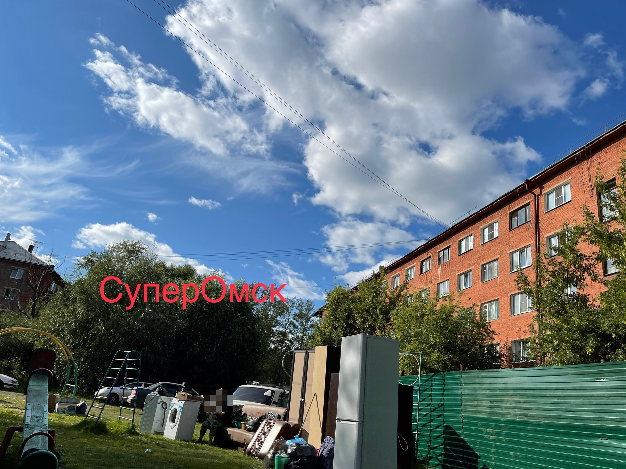 Из рухнувшего в Омске дома на 20 Партсъезда стали выносить вещи